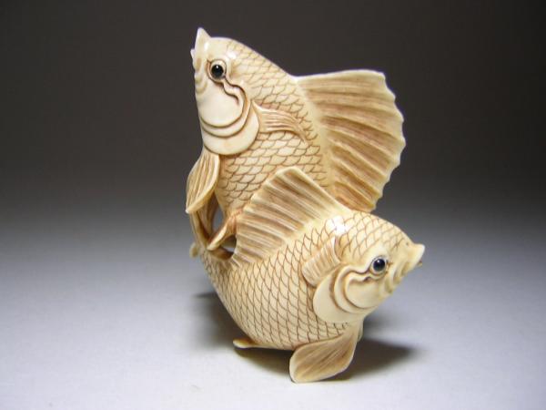 японская нэцка из слоновой кости Две рыбки, 1920-30-е гг