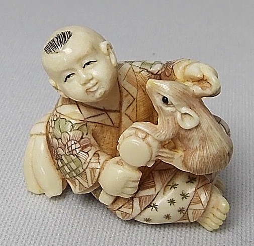 японская нэцкэ из слоновой кости Мальчик с мышкой, 1920-е гг.