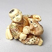 японская нэцкэ из слоновой кости Мальчик с мышкой