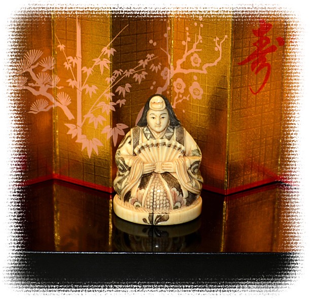 японская антикварная нэцкэ из слоновой кости Императрица с вееером, 1890-е гг.