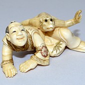 японская антикварная нэцкэ Мужчина с Обезьянкой, слоновая кость