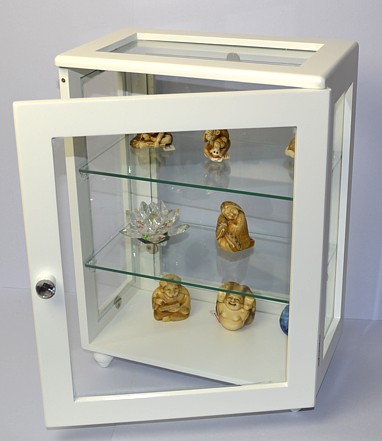 Шкафчик кабинет со стеклянными полочками для коллекции нэцкэ