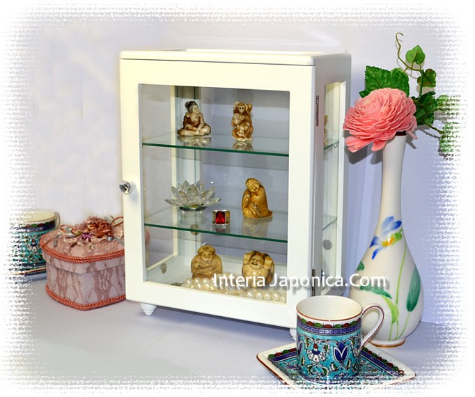 Шкафчик кабинет со стеклянными полочками для коллекции