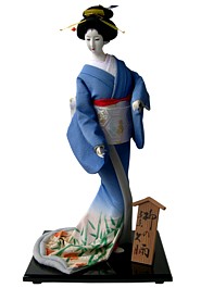 японская кукла в голубом кимоно