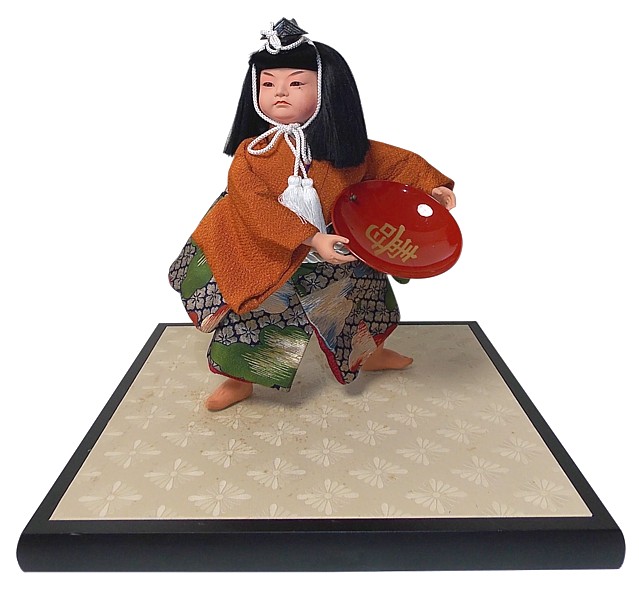 японская традиционная кукла Юный Самурай с круговой чашей для сакэ