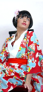 японское старинное шелковое кимоно молодой девушки
