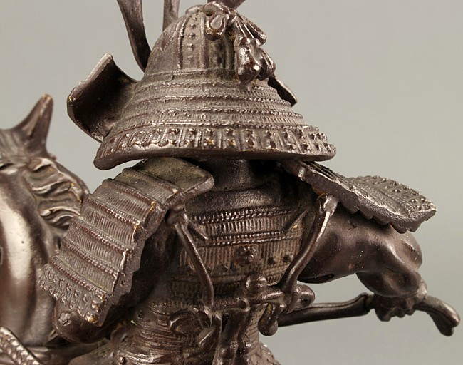 японская кабинетная бронзовая скульптура Самурая всадника в боевых доспехах, деталь